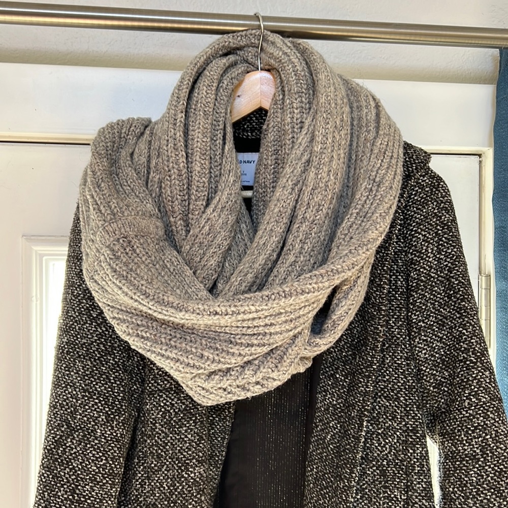 Light grey Knit Banana Republic infinity scarf.